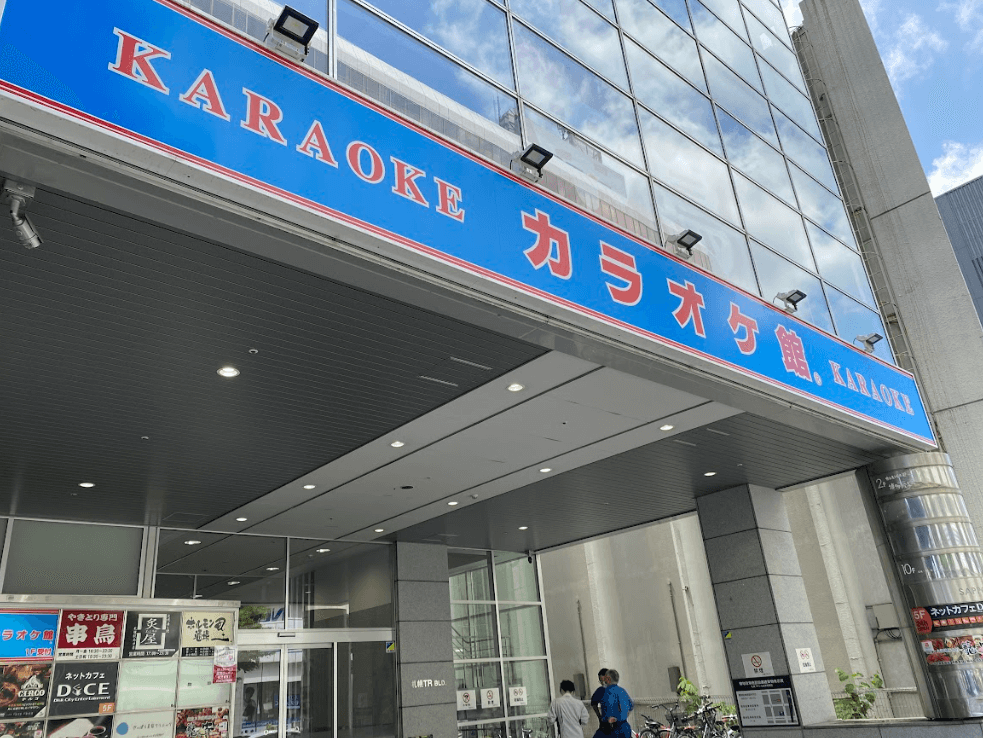 カラオケ館の看板は大きく見やすいので、目印になります。