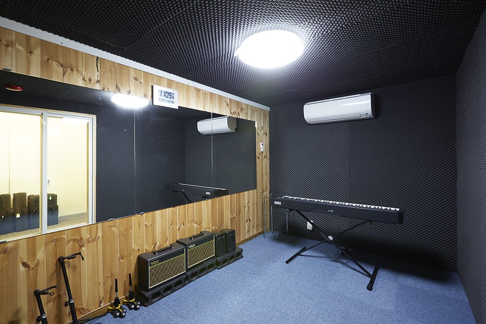 グループレッスンにも対応可能な広いレッスンルーム。大きな壁一面の鏡でご自身のレッスン姿もチェックできます。