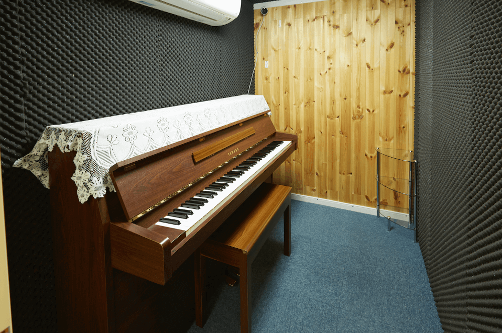 おしゃれなブラウンのアップライトピアノで、クラシックピアノからジャズ・ポップスまで幅広く演奏いただけます。