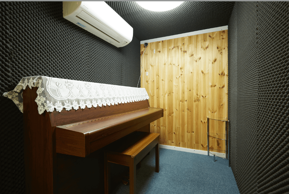 広さの異なるレッスン室が5部屋あり、アンプやキーボード等様々な設備も置いております。レッスン内容にあったお部屋をご利用いただけます。
