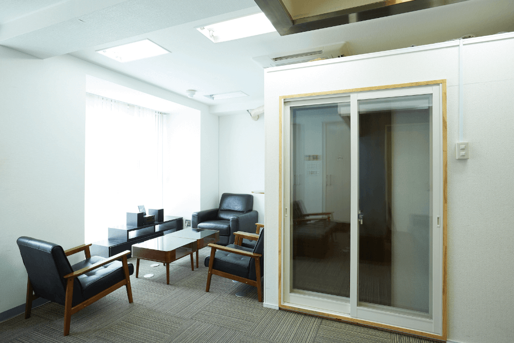 ラウンジには大きな窓があり、心地の良い光が差し込みます。お話したり、レッスンの予習をしたり、気の向くままにお過ごしください。