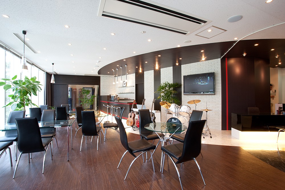 広々としたサロンのようなラウンジが、レッスン後にくつろぎの空間を提供します。是非この快適な空間でみなさまのEnjoy Your Sound を奏でてください。