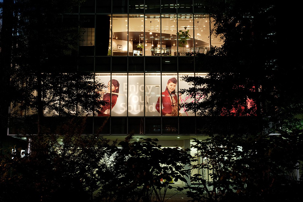 新宿スタジオはビルの2F3F、2フロアにまたがる大きなスタジオです。外からは「Enjoy Your Sound」と描かれた看板が見えます。