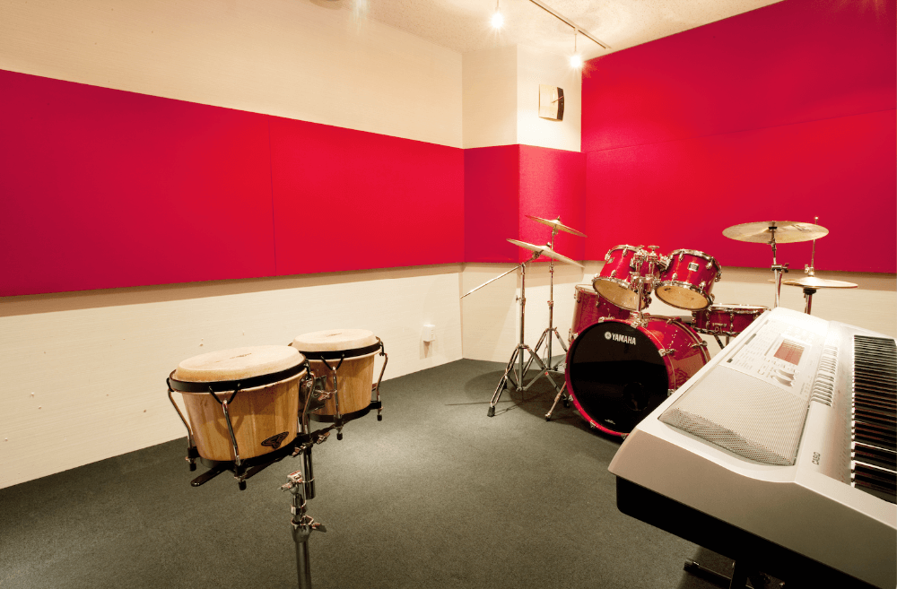 ドラムの他にカホンやボンゴといった打楽器もあるので、パーカッションレッスンもご受講いただけます。パーカッションはお子様に人気のコースです。