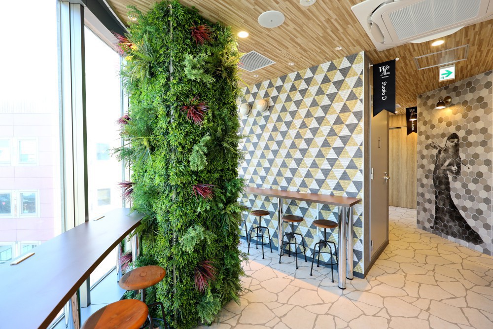 大きな窓から光が差し込むラウンジは、緑も取り入れたナチュラルな空間です。レッスン前後も、ゆったりとお過ごしいただけます。