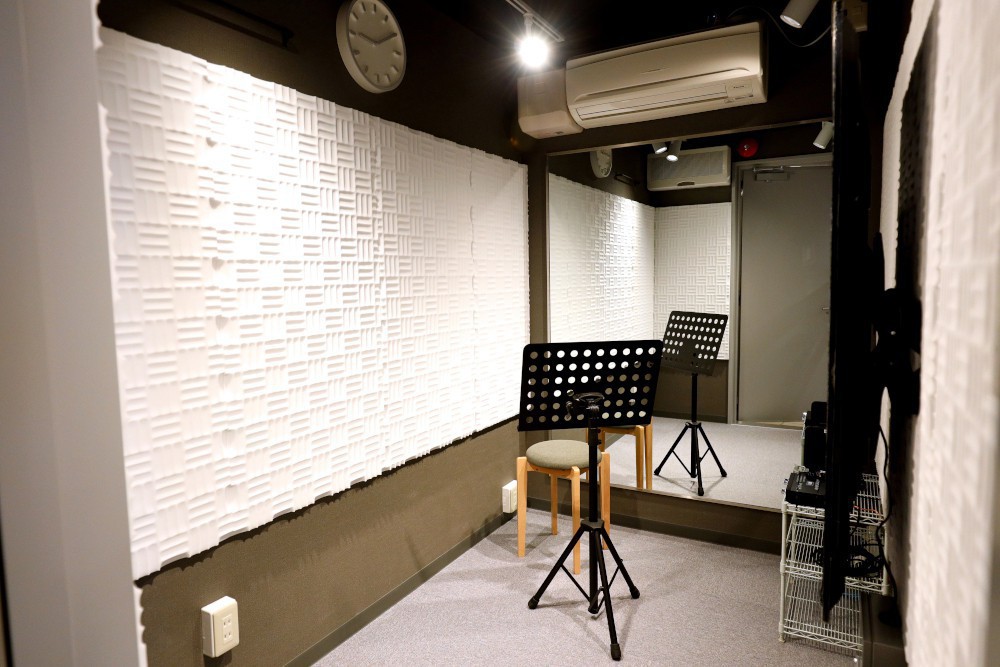 広さの異なるレッスン室が7部屋あり、アンプやキーボード等様々な設備も置いております。レッスン内容にあったお部屋をご利用いただけます。