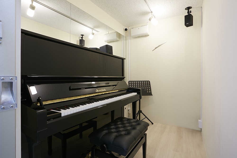 アップライトピアノも配備しています。生ピアノらしい打鍵感と音色を感じながら本格的なレッスンを受講いただけます。