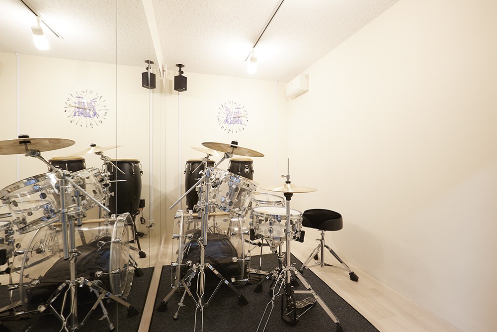 EYSオリジナルのアクリルドラムを完備。防音設備が万全なので、思いっきりドラムを叩けます。運動不足解消にもおすすめです。