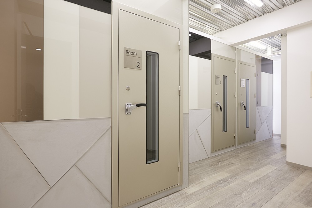 広さの異なるレッスン室が4部屋あり、アンプやキーボード等様々な設備も置いております。レッスン内容にあったお部屋をご利用いただけます。