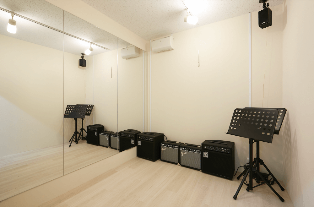 レッスン室の壁面には大きな鏡が。講師の姿勢やテクニックをよく観察できるほか、自身の演奏姿も確認することができます。