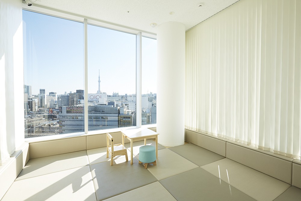 キッズルームには大きな窓があり、上野公園の様子にお子様もワクワク。スカイツリーが見える見晴らしの良いお部屋でリトミックを楽しみましょう！