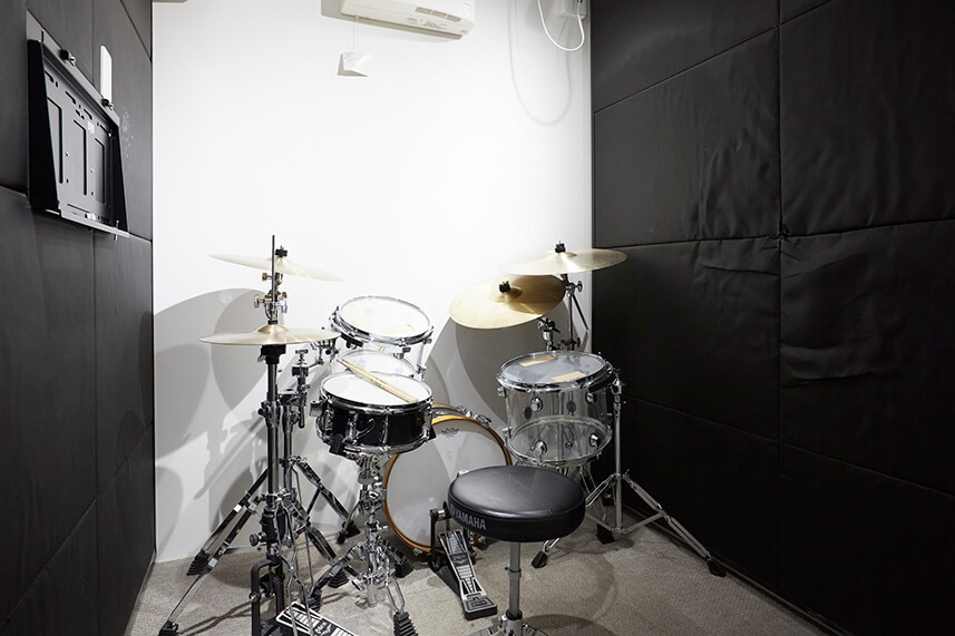 ドラムルームにはキッズドラムも完備。講師と一緒に演奏できるだけでなく、親子で一緒にドラムレッスンを受けられます。