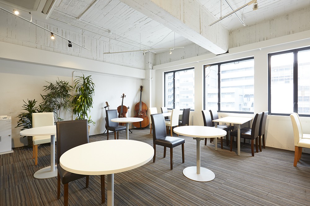 梅田駅徒歩7分、大阪駅徒歩7分の立地にございます。街を一望できる開放感のある広々としたラウンジが、レッスン後にくつろぎの空間を提供します。