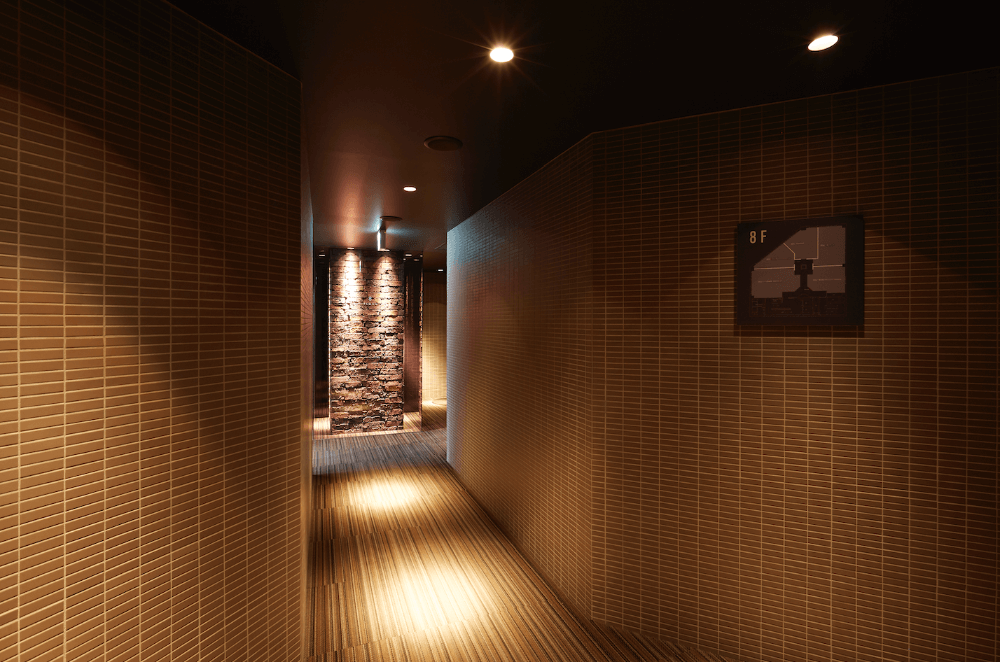 エレベーターを降りるとムーディーな廊下が広がります。色味を抑えて大人の空間を演出するエントランスでは、お子様もつい背伸びしてしまうはず。
