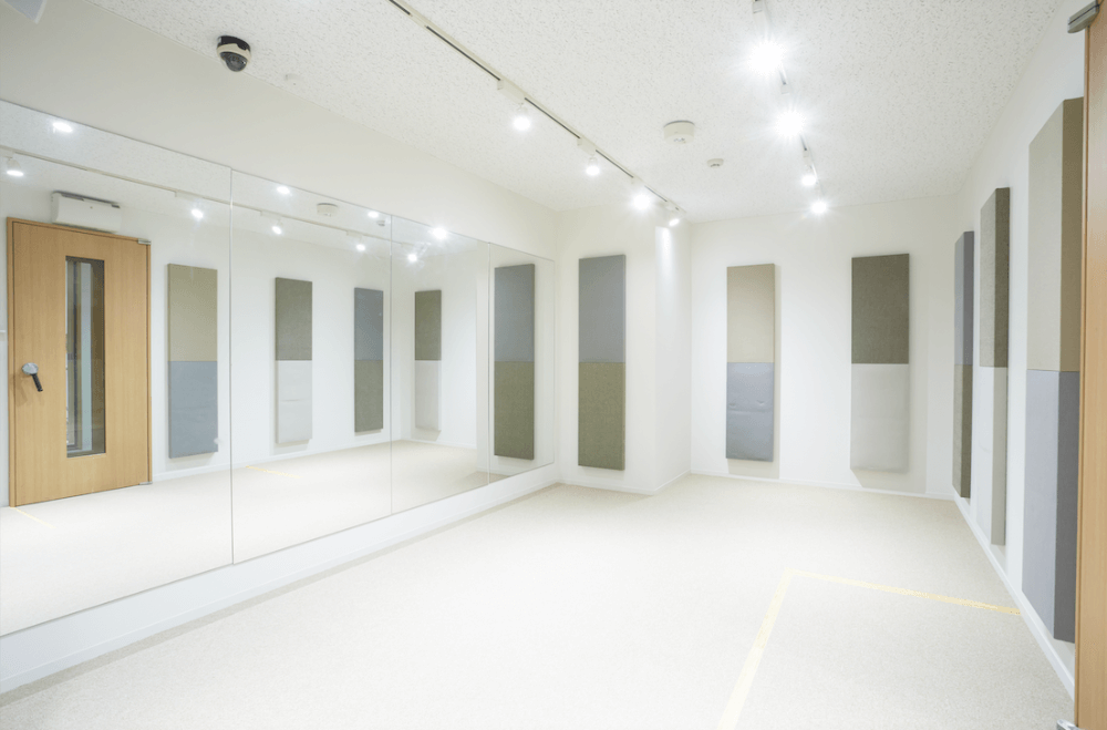 広々としたお部屋では、琴やコントラバスなど、大きな楽器のレッスンも行われています。のびのびと身体を大きく使って演奏ができます。