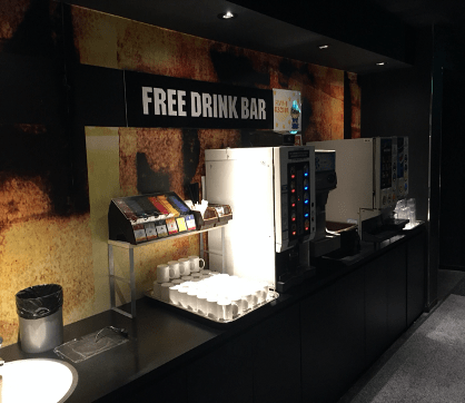 様々な種類を取り揃えたドリンクバーで喉を潤して。