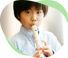 リコーダーを吹くお子様