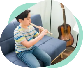 リコーダーを吹くお子様