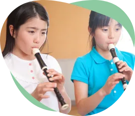 リコーダーを吹くお子様