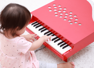 「リトミック」「まずはリズム遊びや音の高低・長さの表現から始め、楽しいと思える経験を積み重ねることで迫力ある曲もこなせるようになります。」