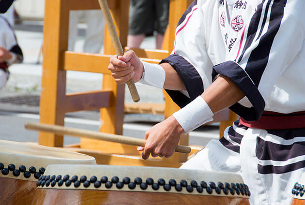 和太鼓を叩く男性