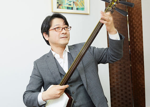 三味線を弾く鮎澤講師